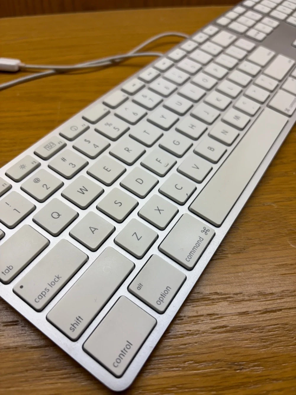Apple Keyboard - Picture 2 of 4